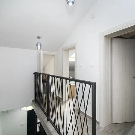 Mungo Villa *