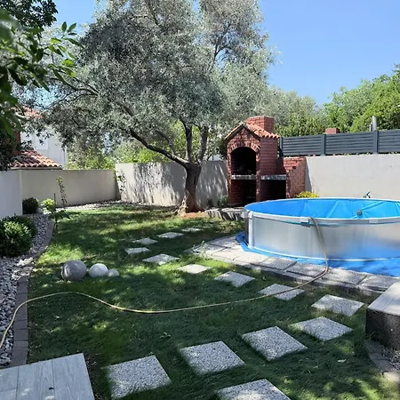 Mungo Villa *
